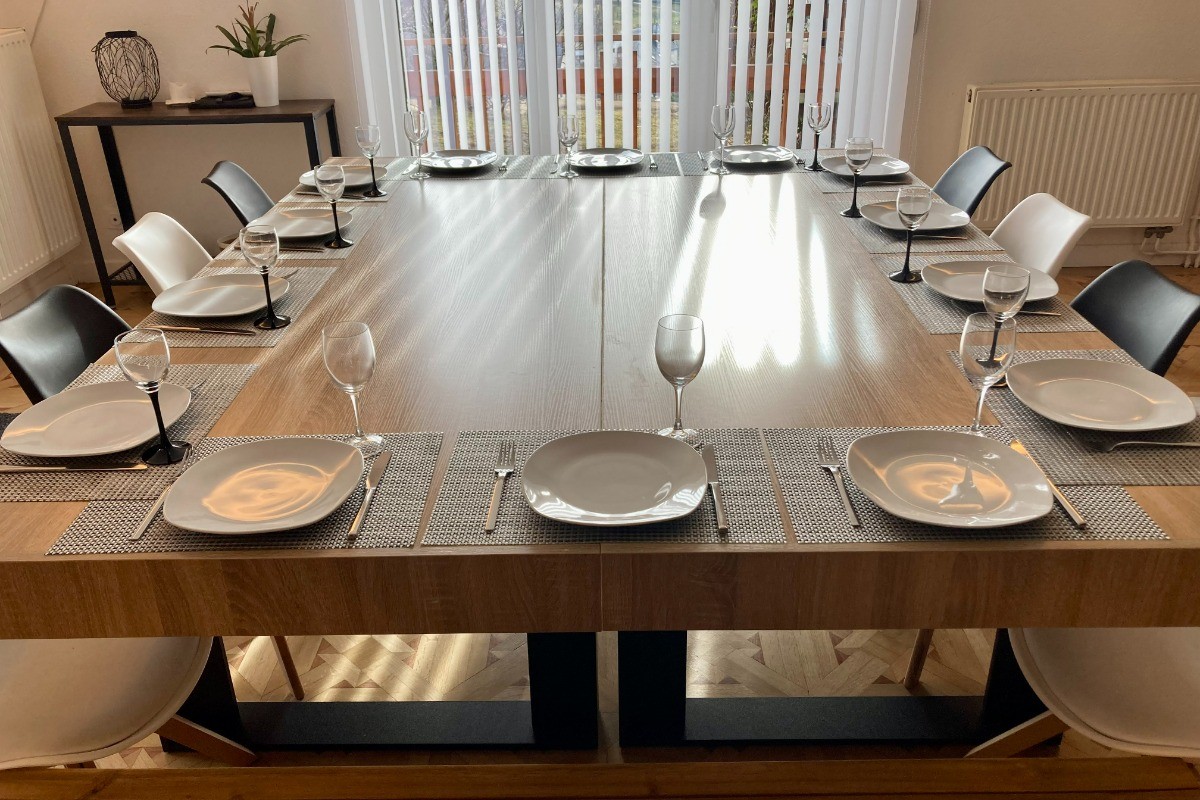 Salle à manger ouverte sur cuisine