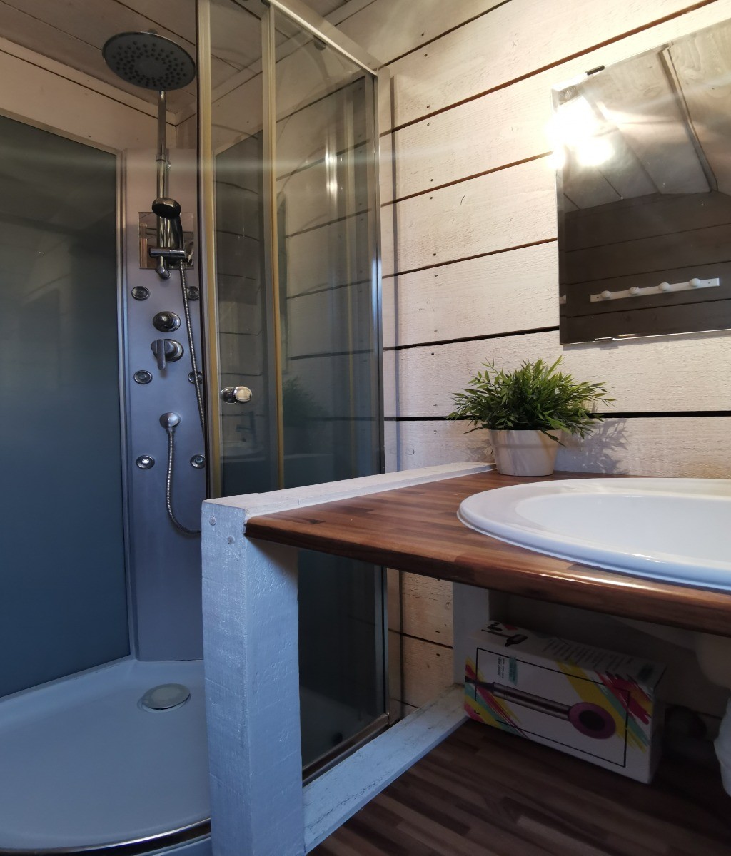 salle d'eau avec douche à jets