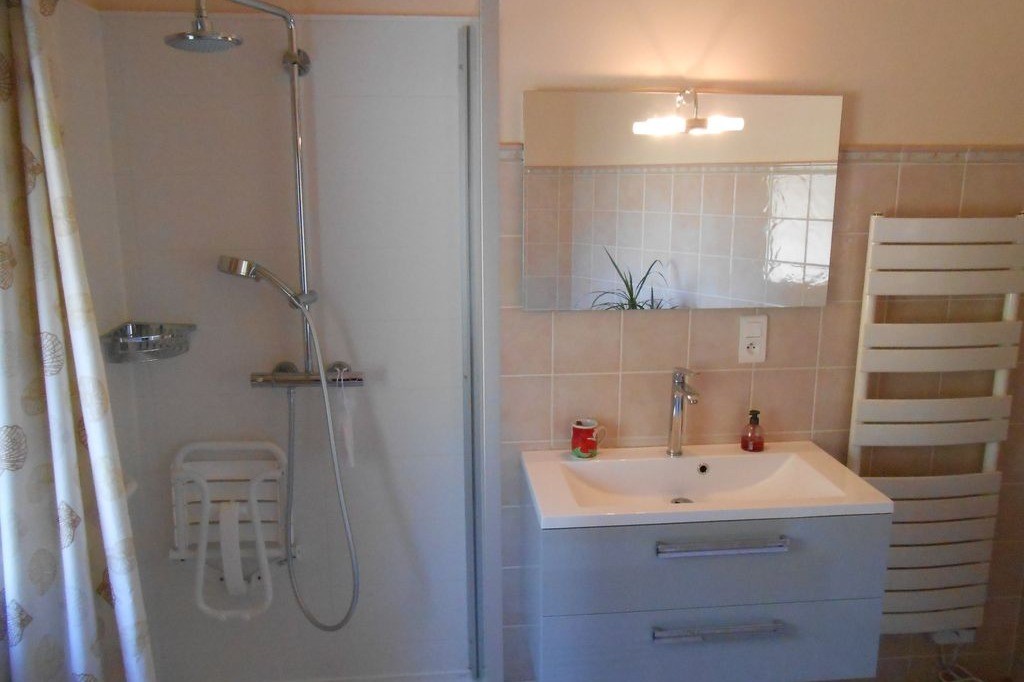 salle d'eau au RDC avec douche et baignoire