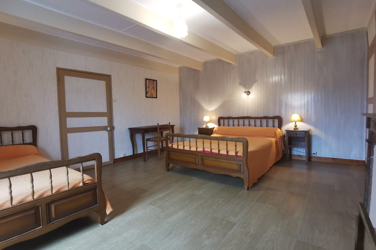 Etage: Chambre 3 avec Lit 140 + Lit 90