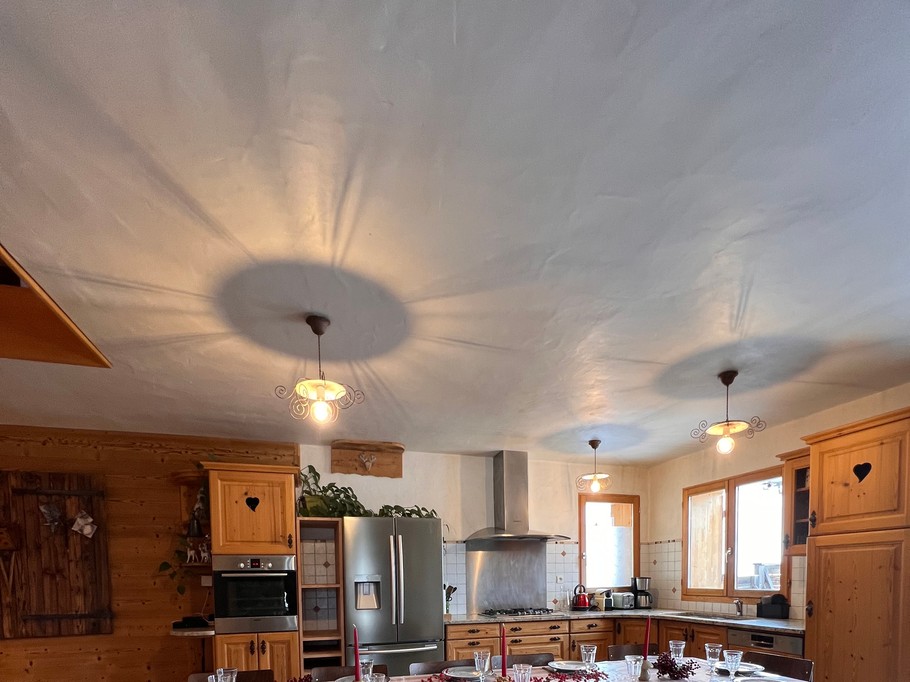 Cuisine ouverte sur la salle à manger, entièrement équipée pour vos repas.