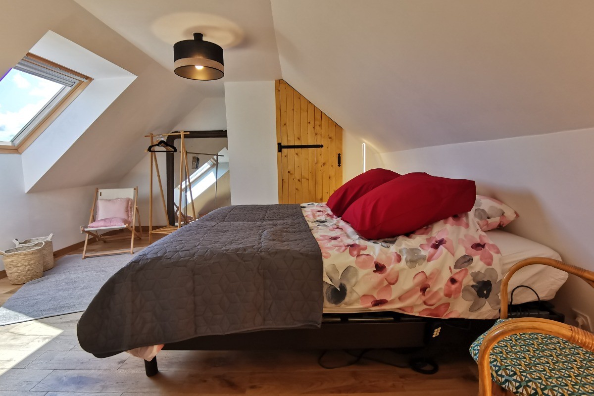 Etage 2: Chambre 4 avec lit 160 (2 x 80) avec commande électrique