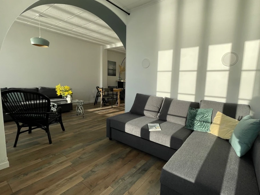 Espace détente / couchage d'appoint confort (lit 140 x 200 cm), vue mer.