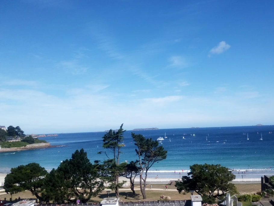 Cet été, la plage vue depuis la chambre