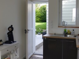 Cuisine, porte donnant sur le jardin