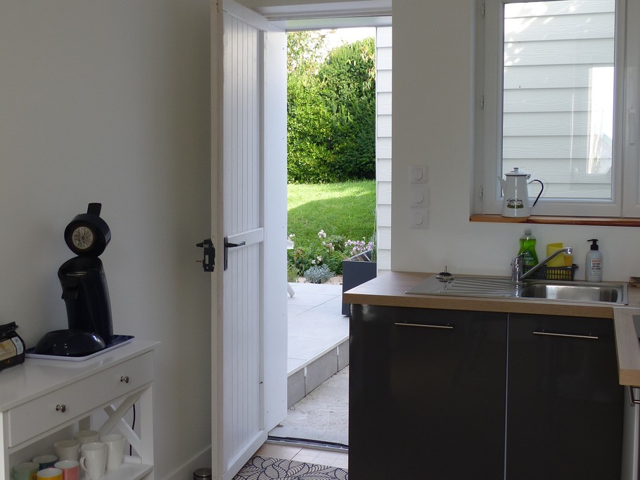 Cuisine, porte donnant sur le jardin