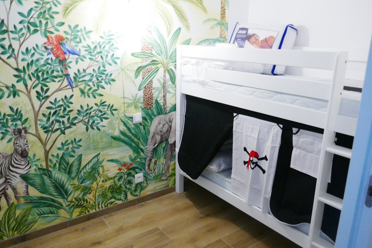Chambre attenante à la chambre Lin avec deux lits en 80*180 superposés et espace jeux enfants