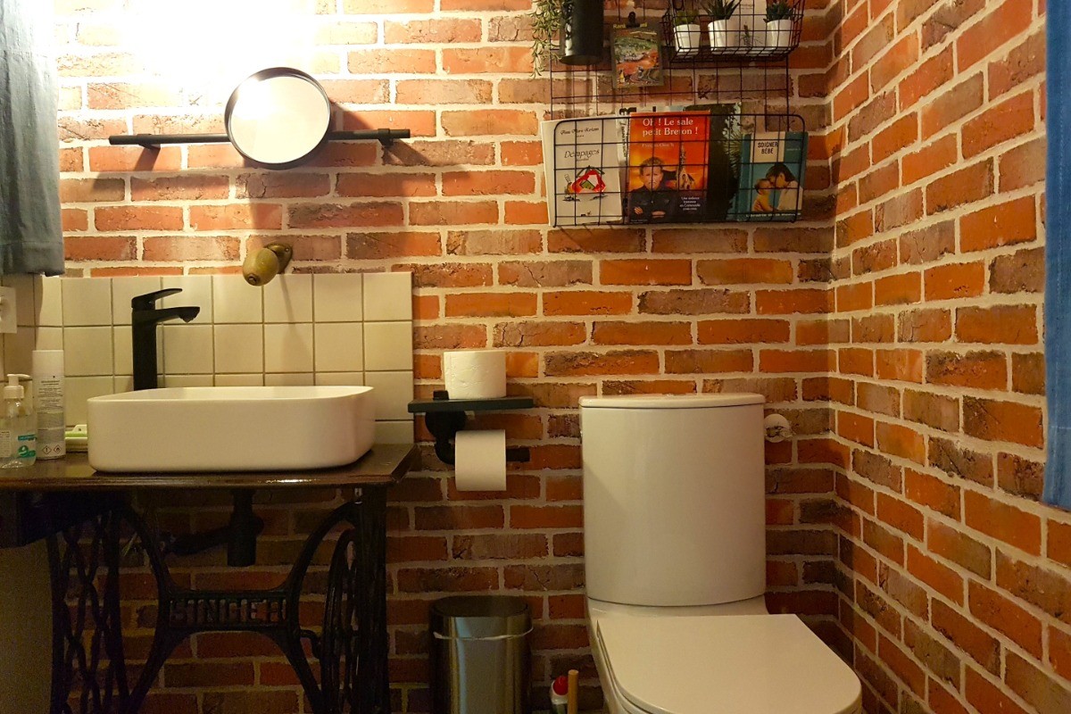 WC indépendant avec lave-main, décoré avec du mobilier finement chiné.