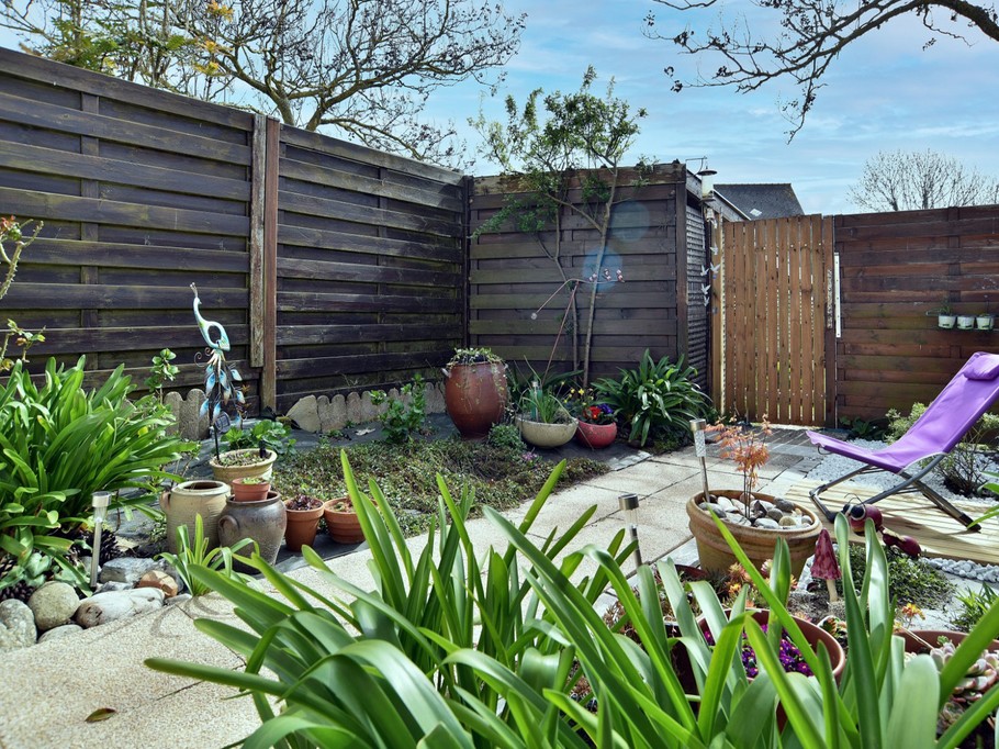 Enclosed flower garden