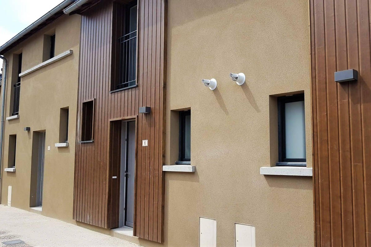 Façade de la maison mitoyenne dans un quartier sécurisé (barrière d'entrée) à 5 minutes à pied de la plage de Port-Mer . Stationnement privé réservé.