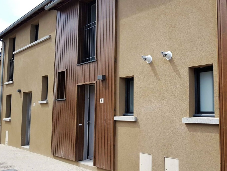 Façade de la maison mitoyenne dans un quartier sécurisé (barrière d'entrée) à 5 minutes à pied de la plage de Port-Mer . Stationnement privé réservé.