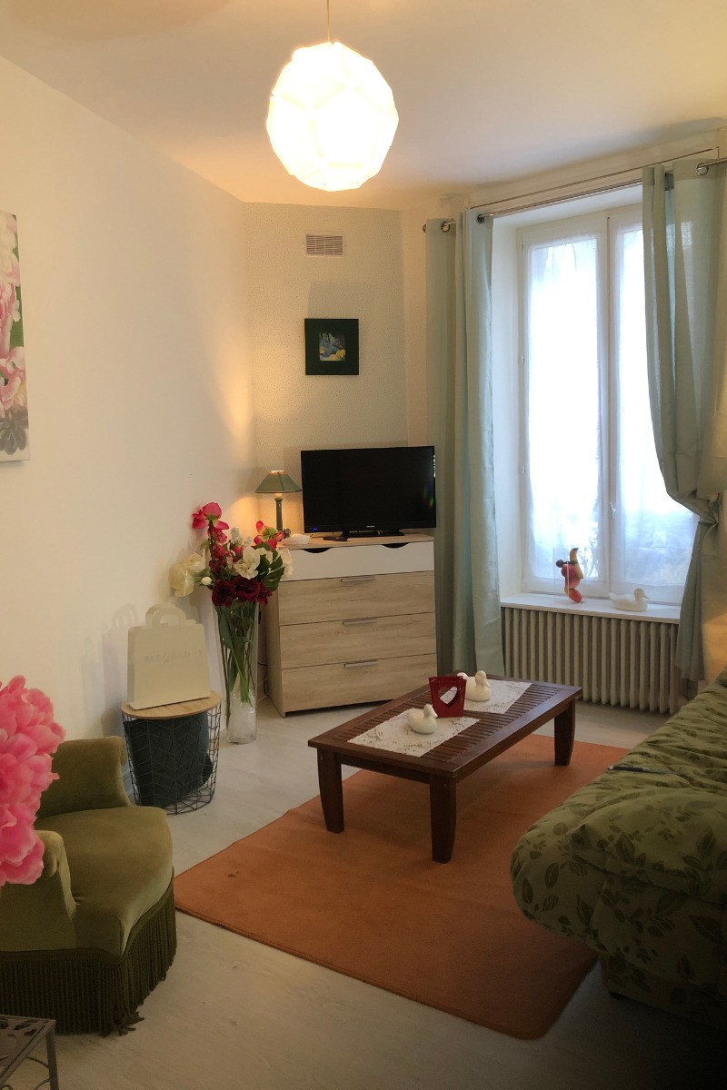 Vue du séjour et son canapé lit , tv grand écran, on a essayé de penser à tout pour votre confort