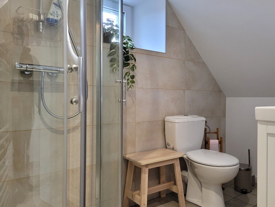 GALLET-SERRA location de vacances, Lanrodec, Clévacances, la salle d'eau douche WC de l'étage