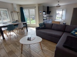 Pièce de vie lumineuse du gîte, idéale pour se détendre