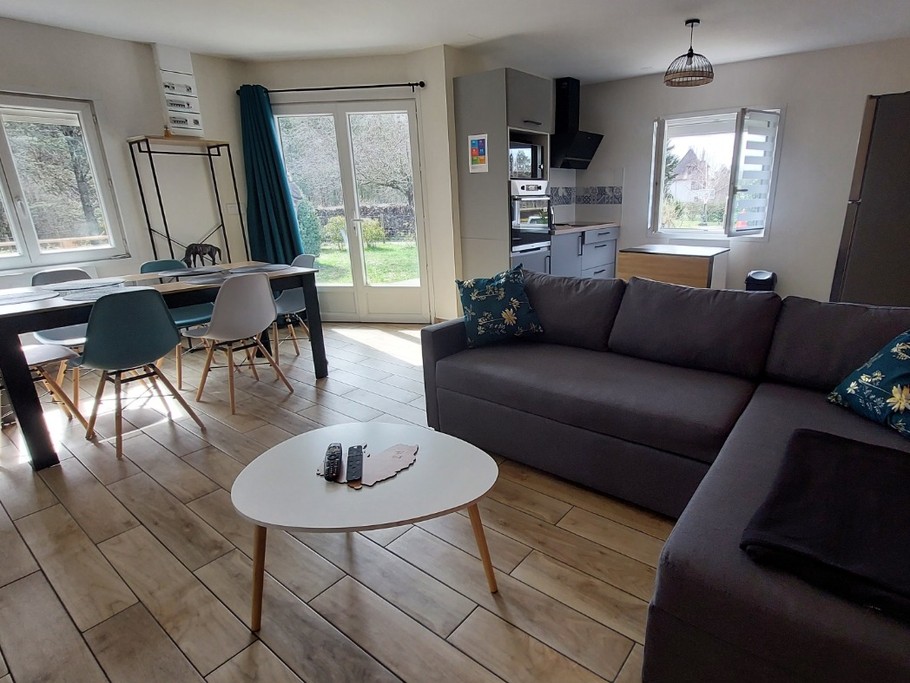 Pièce de vie lumineuse du gîte, idéale pour se détendre