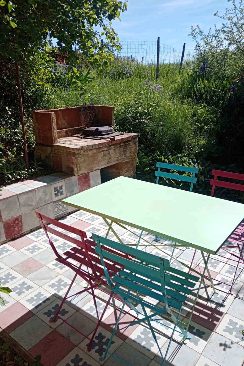 La terrasse à l'est et le barbecue