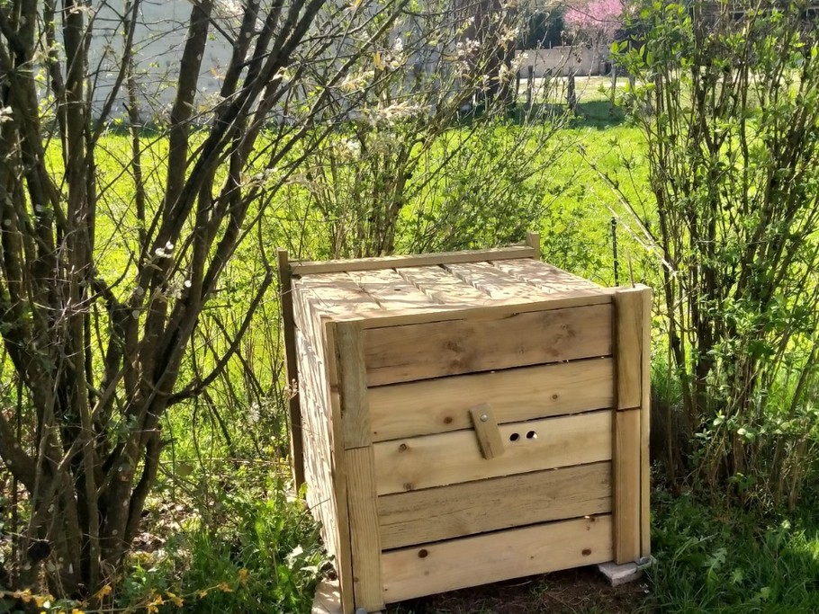 Composteur et tri sélectif. L'écologie et l'économie des ressources sont pleinement mises en œuvre (Récupération d'eau de pluie, électricité solaire et éolienne, chauffage en géothermie et pellet, etc..)