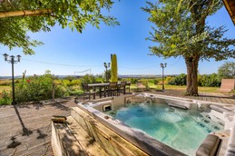 Jacuzzi extérieur avec vue