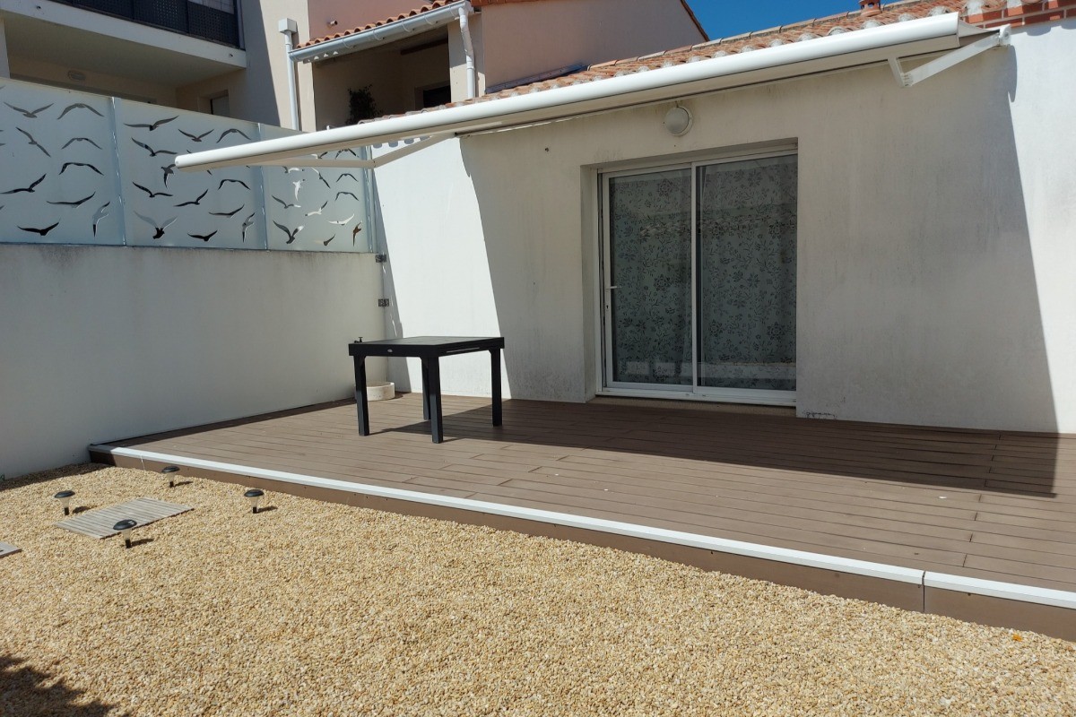 Courtyard with terrace