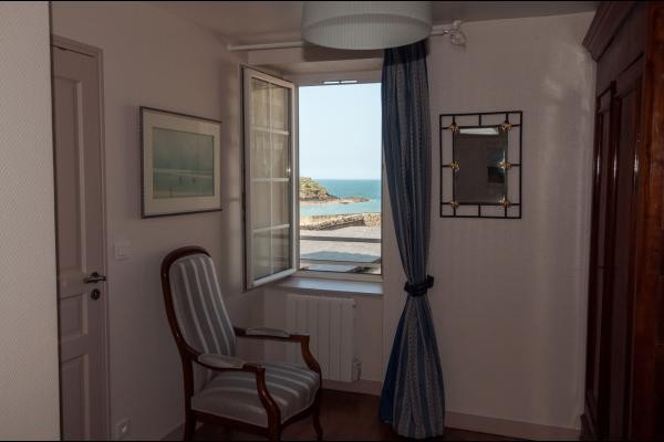 chambre parents vues sur mer et les forts