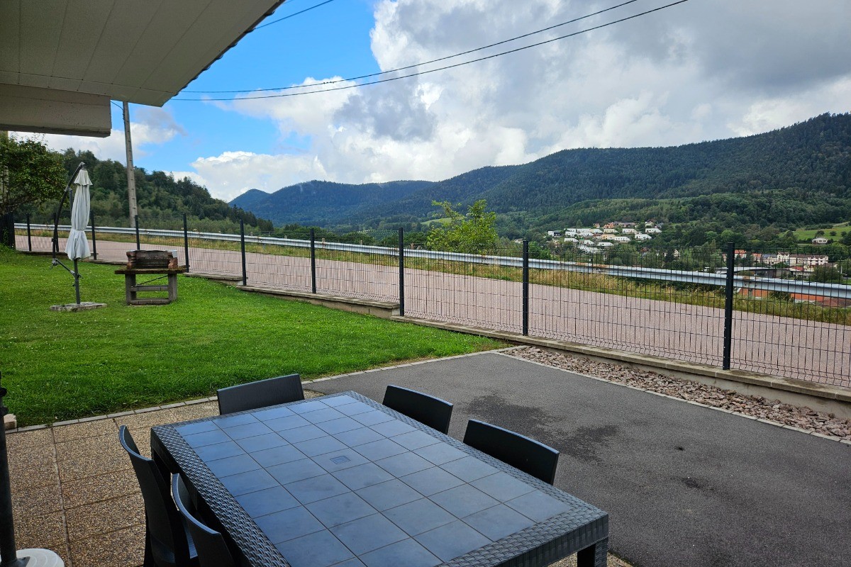 Terrasse abritée côté vallée - Gite Chez Gigi et Michel