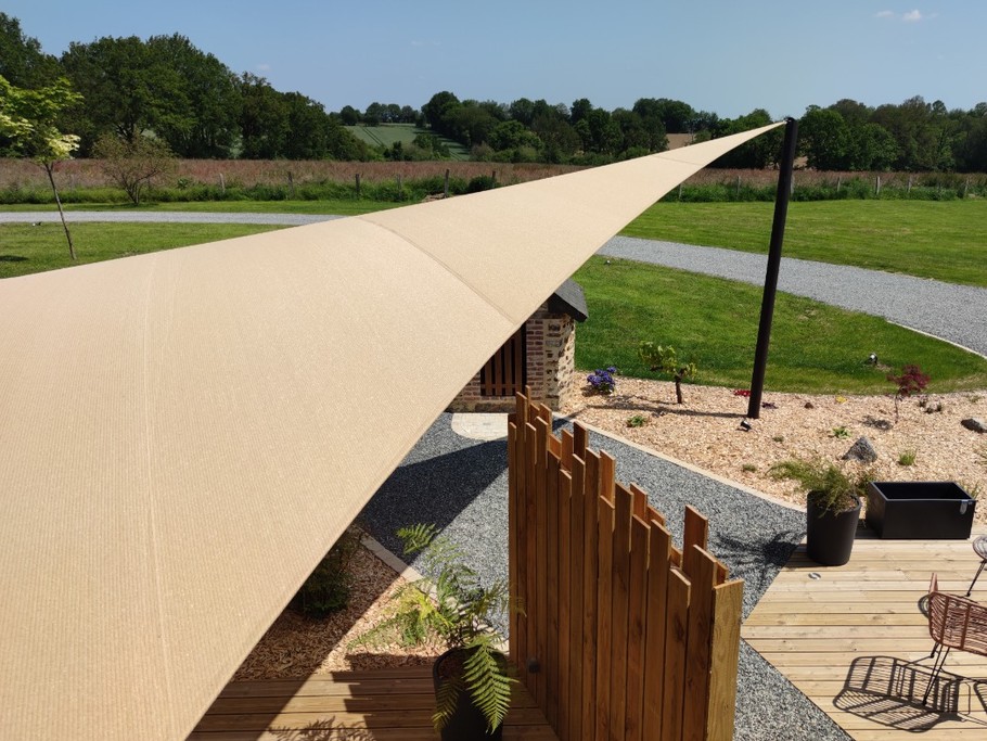 Vue pleine nature et vue sur la terrasse depuis le coin salon de la suite Izoë