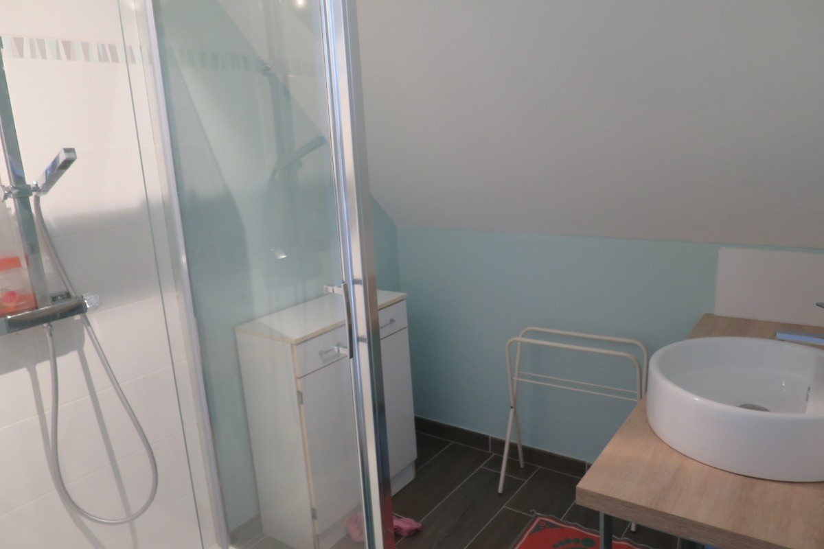 salle d'eau à l'étage avec WC indépendants en face