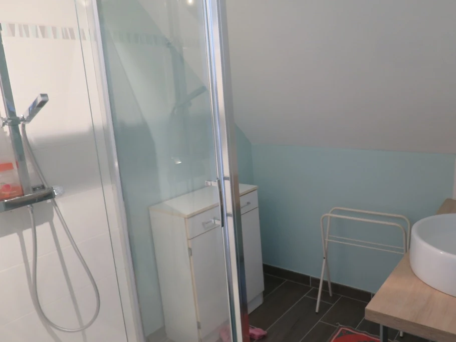 salle d'eau à l'étage avec WC indépendants en face