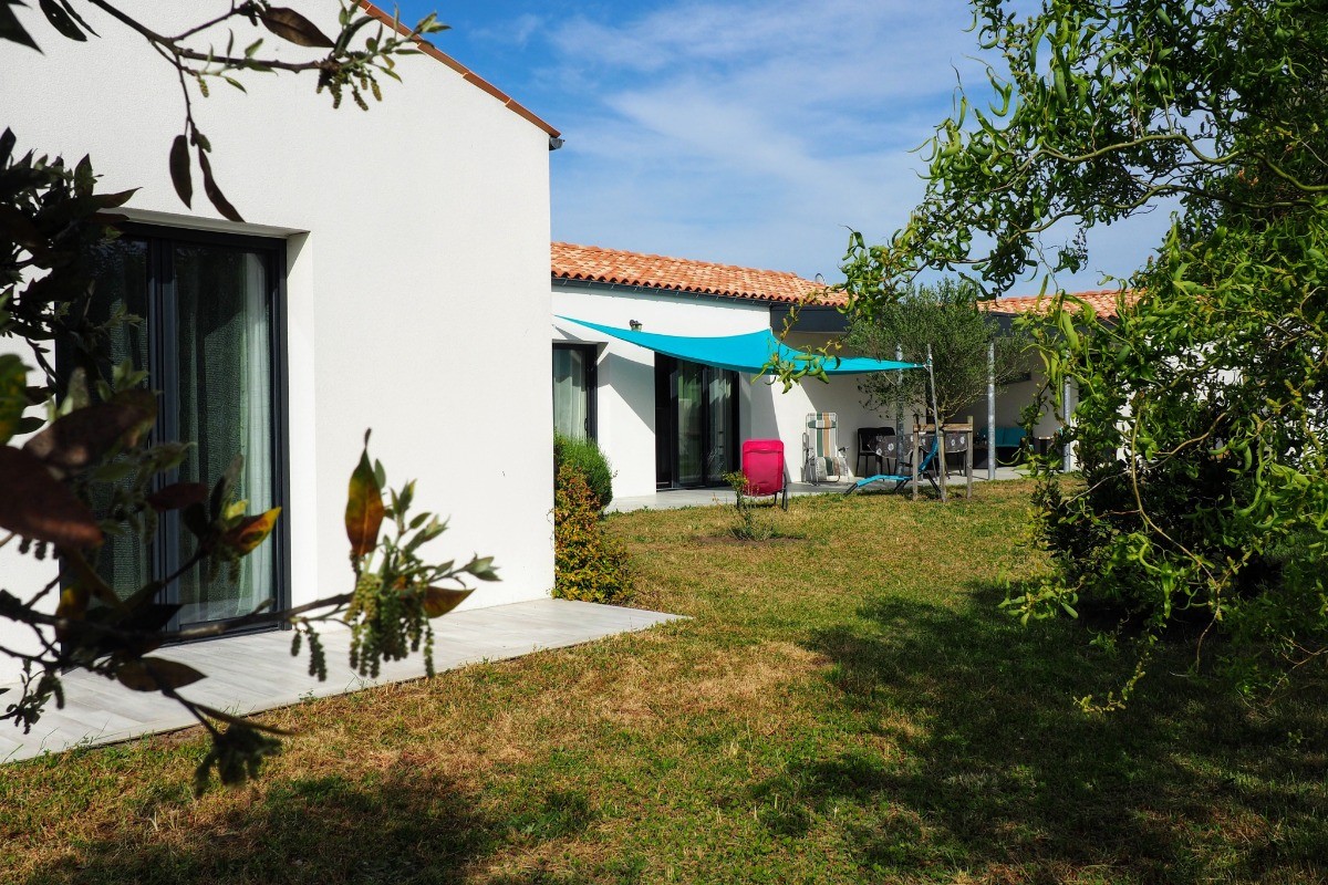 détente côté terrasse-jardin ,plein sud