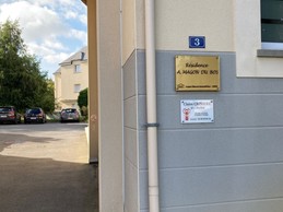 Entrée arrière (porche) de la résidence récemment construite. L'appartement se trouve au 2e étage (sans ascenseur).