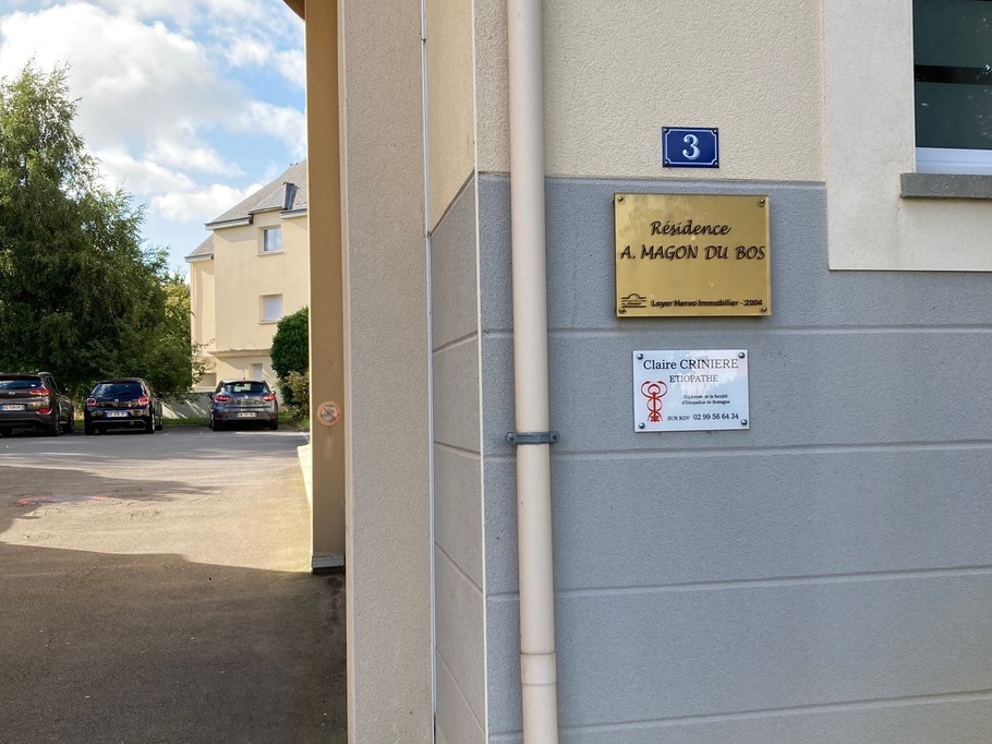 Entrée arrière (porche) de la résidence récemment construite. L'appartement se trouve au 2e étage (sans ascenseur).