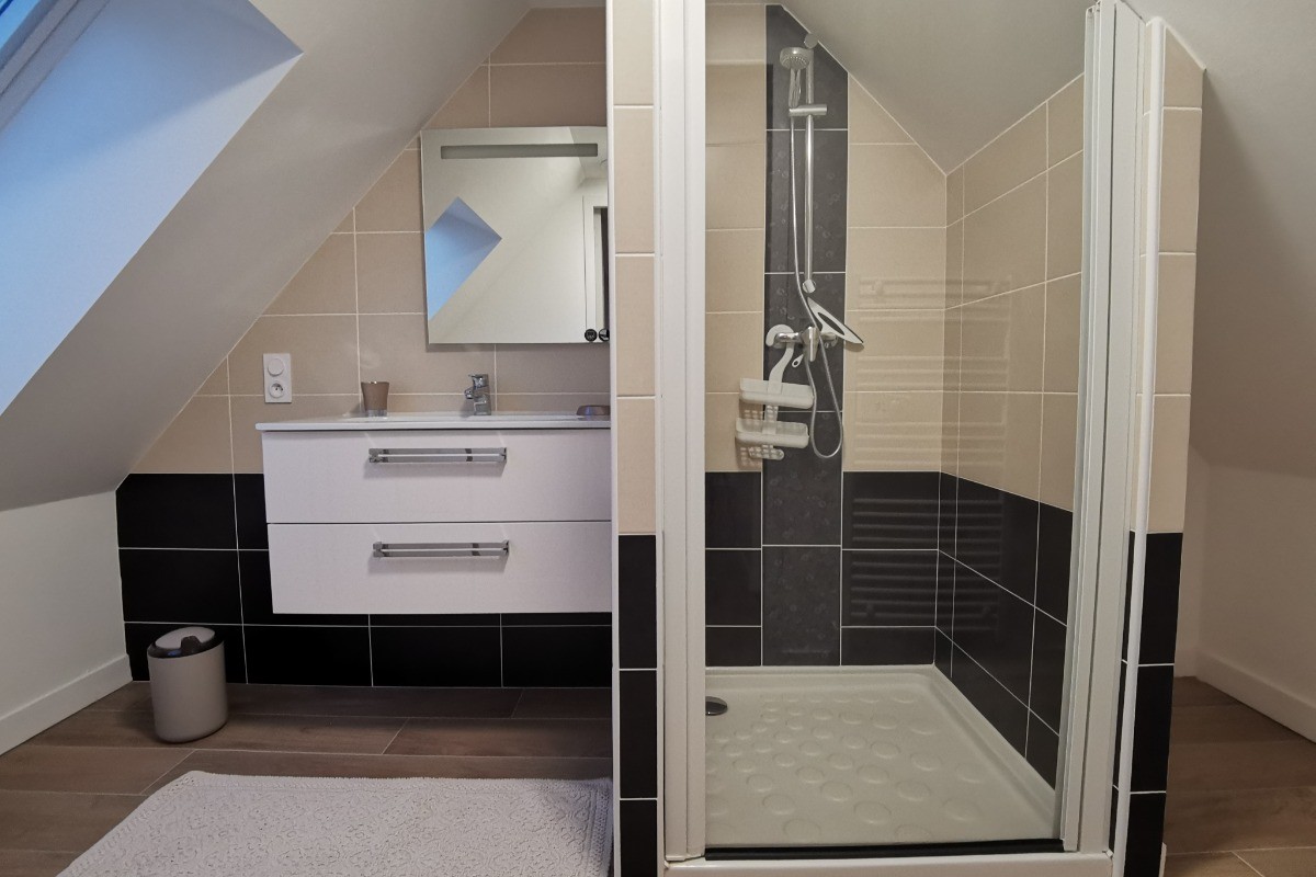 Etage 2: salle d'eau privative à la chambre 3