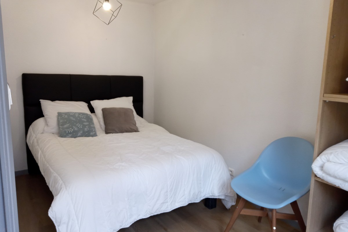 Chambre avec lit en 140cm