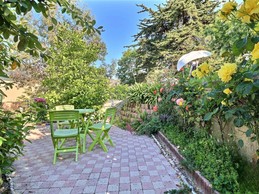 Terrasse privative dans le jardin. Autre terrasse privative à votre disposition proche de la baie vitrée qui mène à la cuisine, pour suivre les rayons du soleil... ou la fraîcheur de l'ombre !