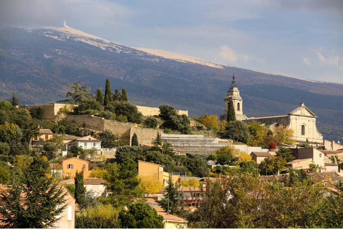 Vue sur le village de Bedoin et du Mont-Ventoux