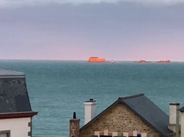 Vue magnifique depuis le balcon vers la plage du Sillon à Saint-Malo. Salon de jardin pour 2 personnes et 2 chaises relaxantes.