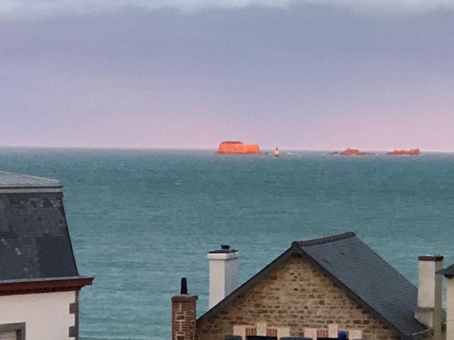 Vue magnifique depuis le balcon vers la plage du Sillon à Saint-Malo. Salon de jardin pour 2 personnes et 2 chaises relaxantes.