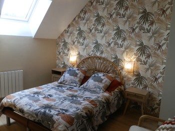 Pour 2 personnes ( 1 lit 140 cm x 190 cm ) avec bureau, tv et fauteuil. salle d'eau communicante et WC