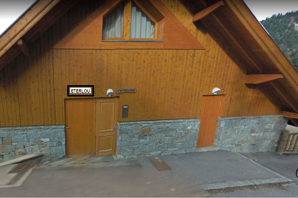 Entrée Chalet Eterlou, côté route / Porte Local à ski à droite. Pièces sur 4 niveaux