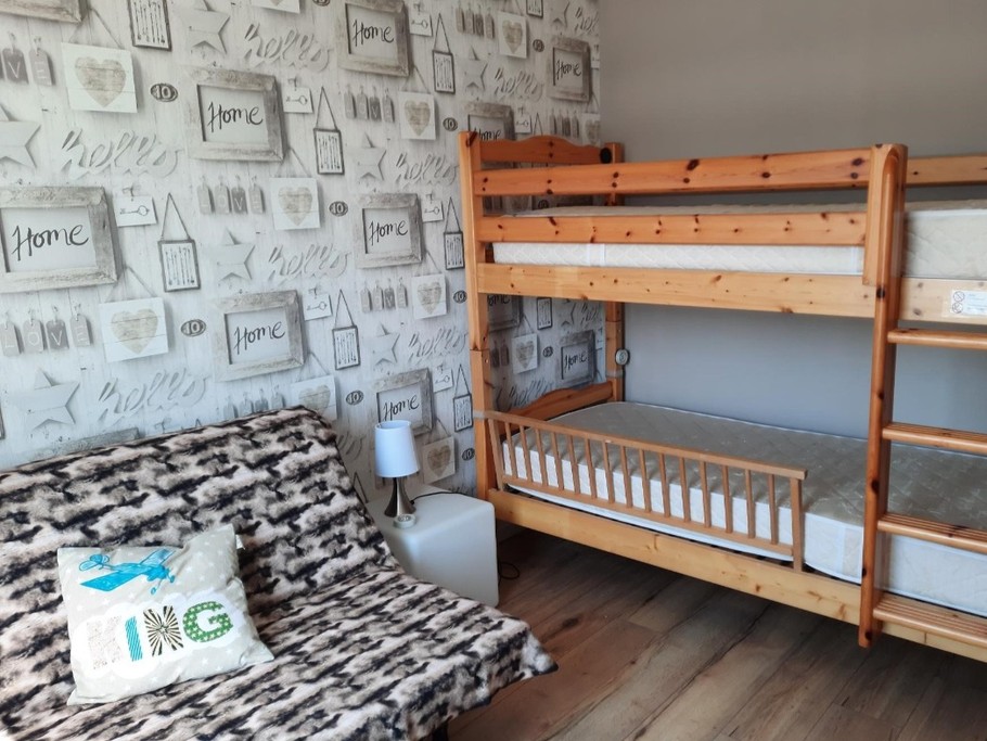 1 Chambre avec lits superposés et canapé