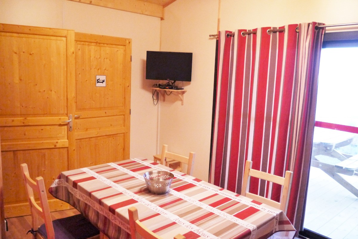 Espace repas avec TV