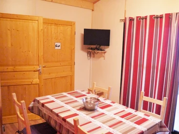 Espace repas avec TV