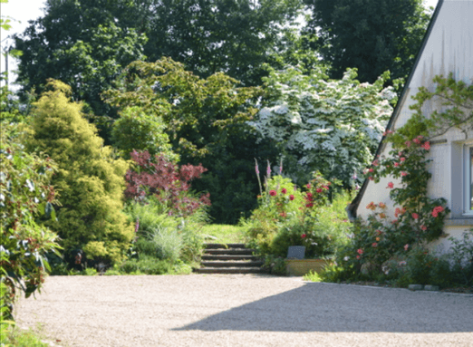 Entrée de la maison au printemps