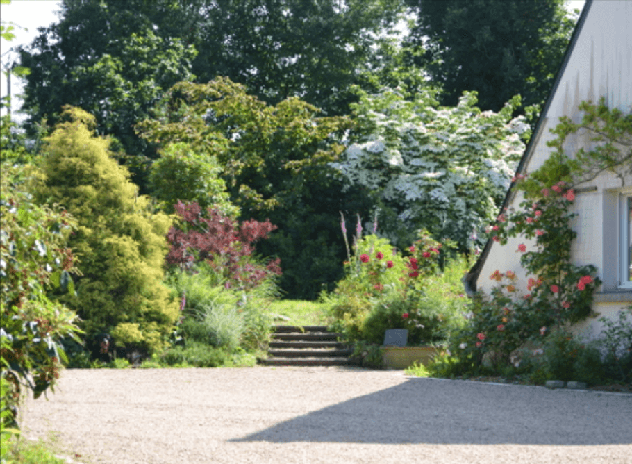 Entrée de la maison au printemps