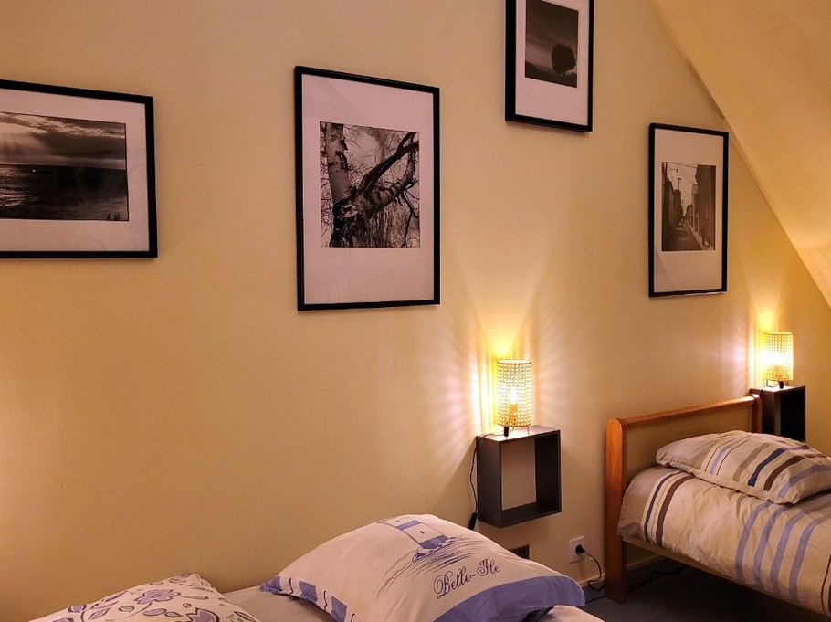 Chambre familiale pour 3 personnes au 1er étage (1 lit 140 cm) et 1 lit 90 cm).