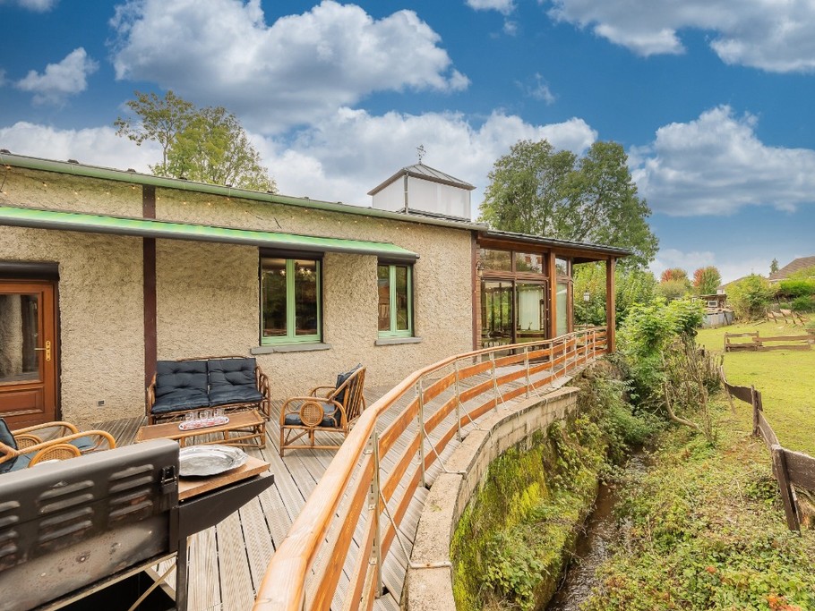 La terrasse avec son ruisseau en contrebas