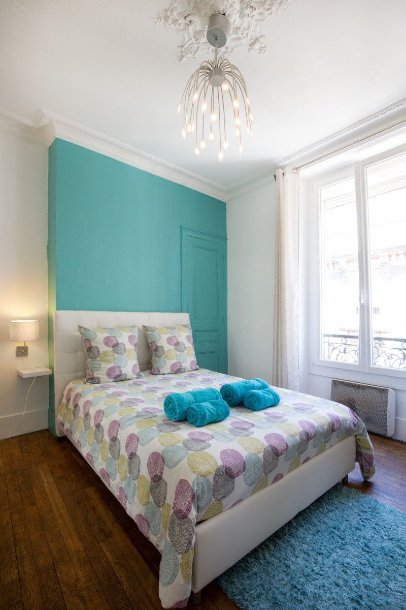 Chambre avec lits faits et linge de toilette fourni