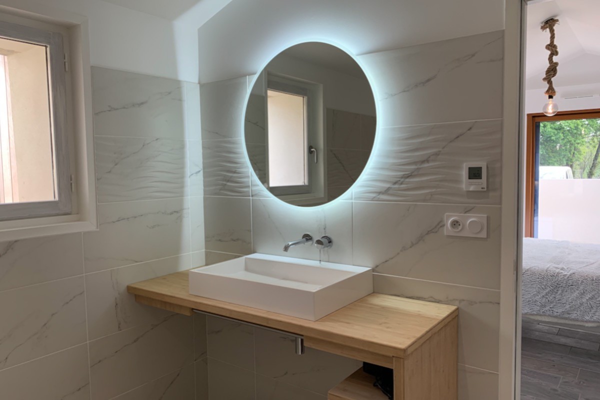 Salle d'eau accès PMR, attenante à la chambre 2