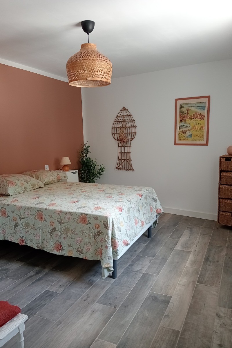 Chambre 1 avec un lit en 140