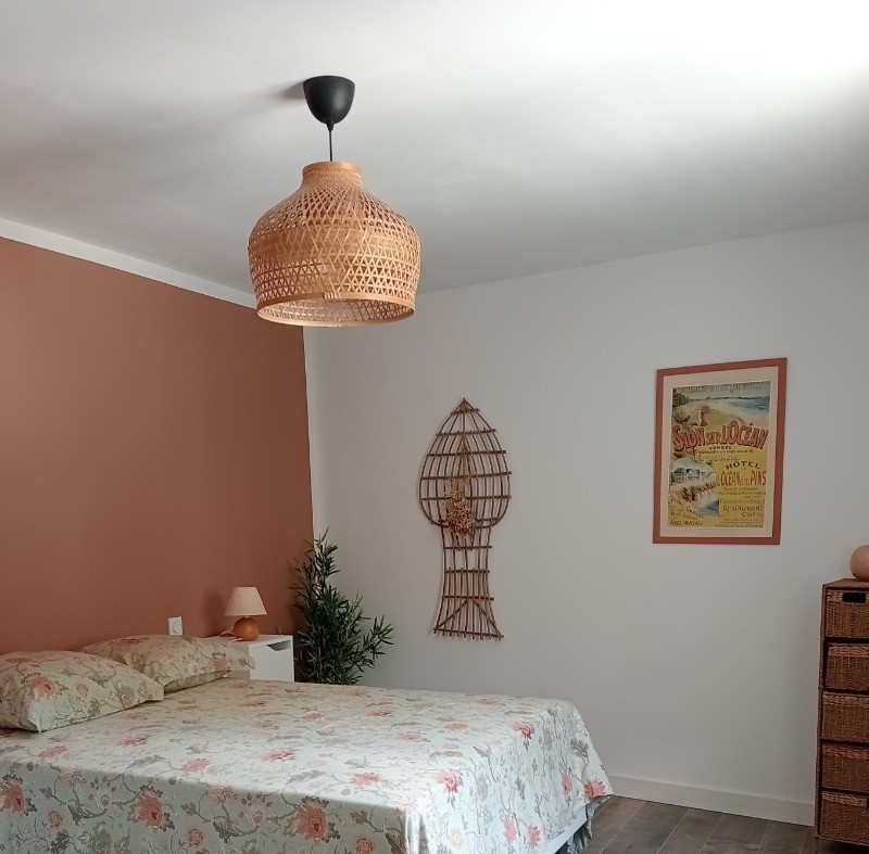 Chambre 1 avec un lit en 140